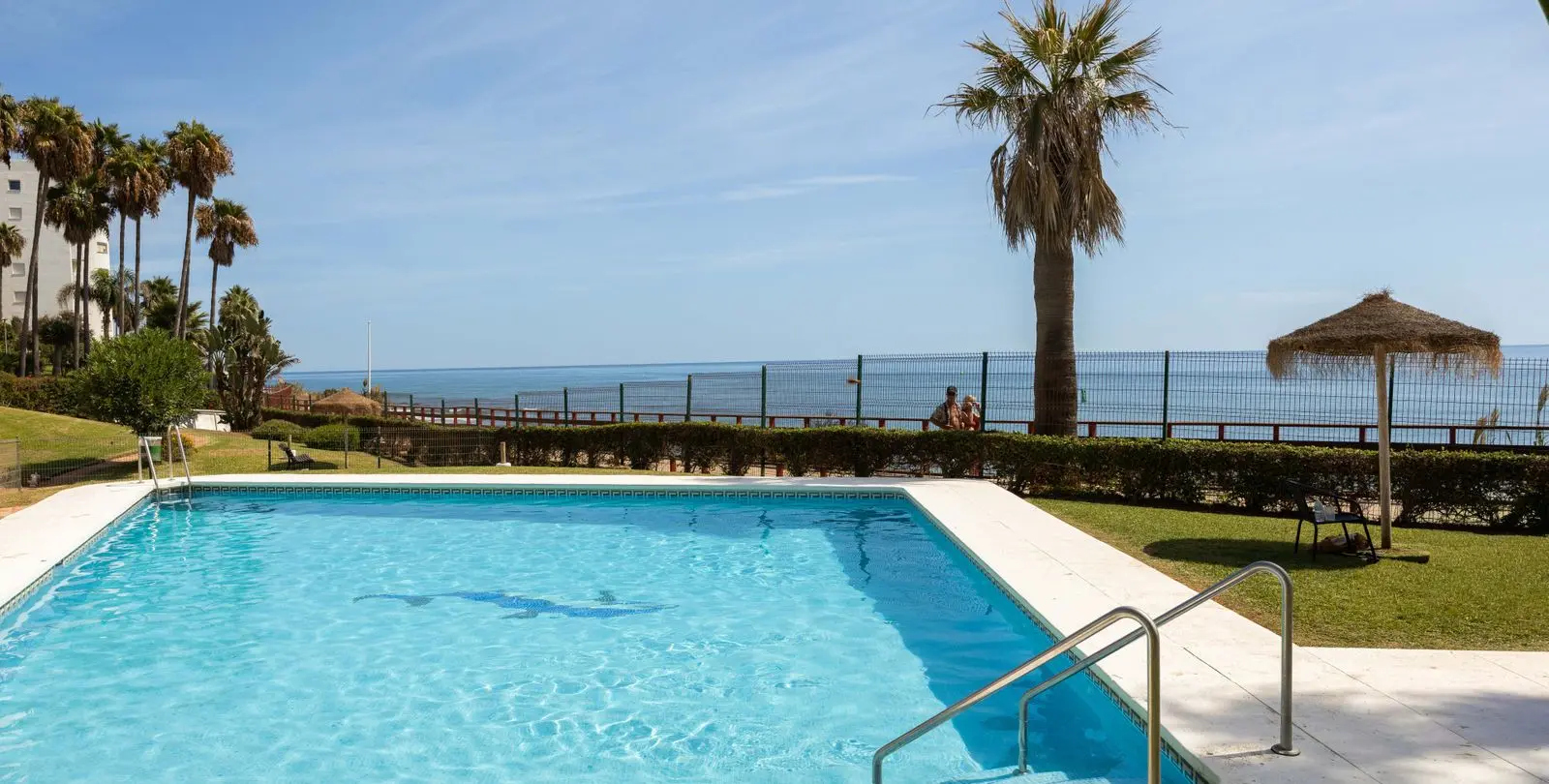 Venta de apartamento en planta media en Calahonda 19
