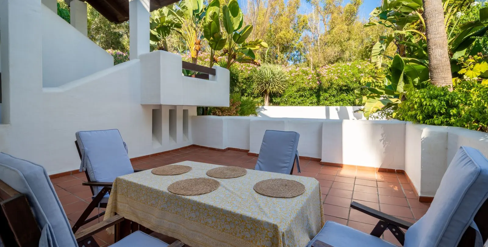 Sale of ground floor apartment in Estepona 2
