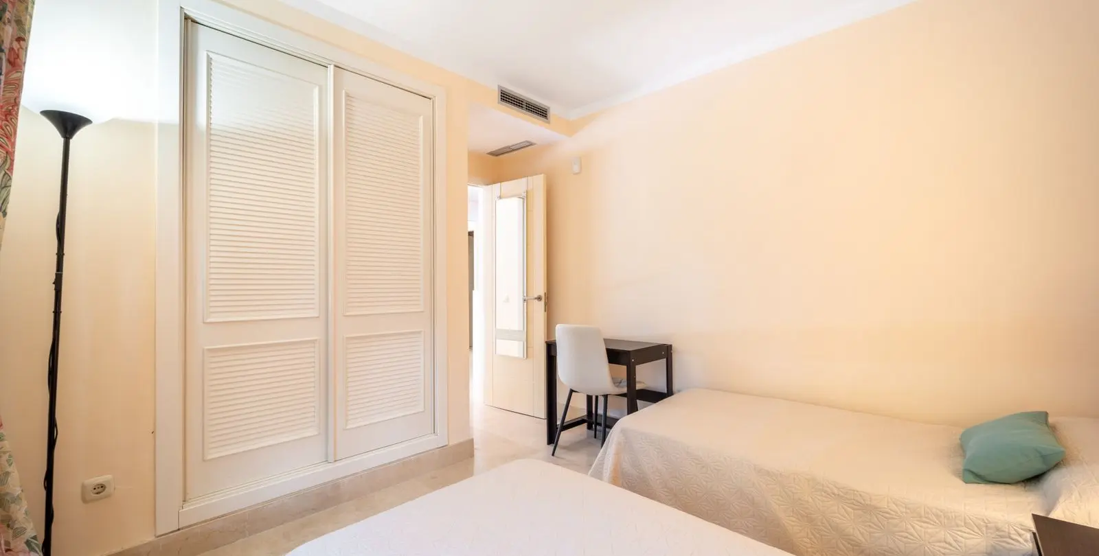 Sale of ground floor apartment in Estepona 17