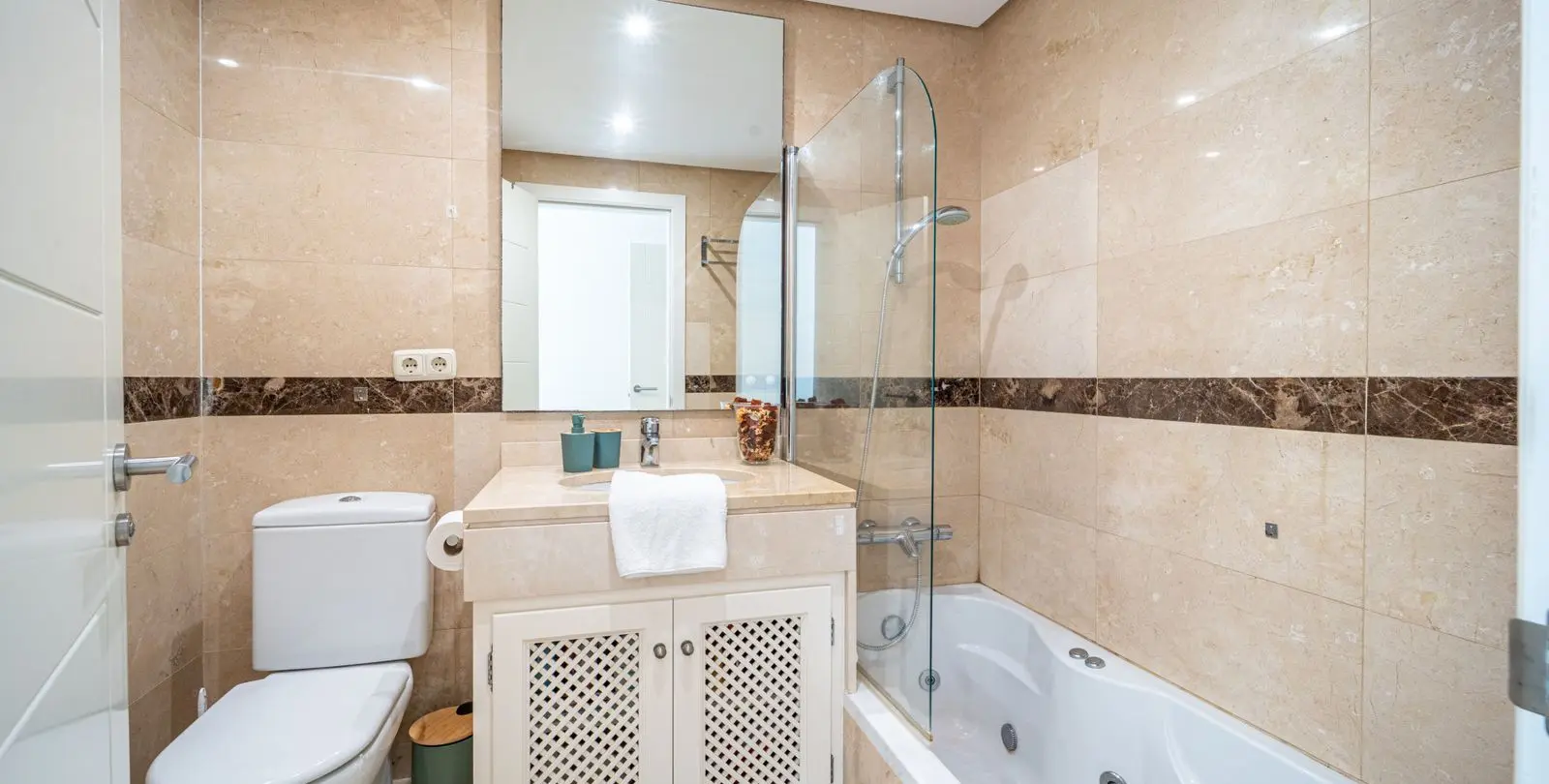 Sale of ground floor apartment in Estepona 32