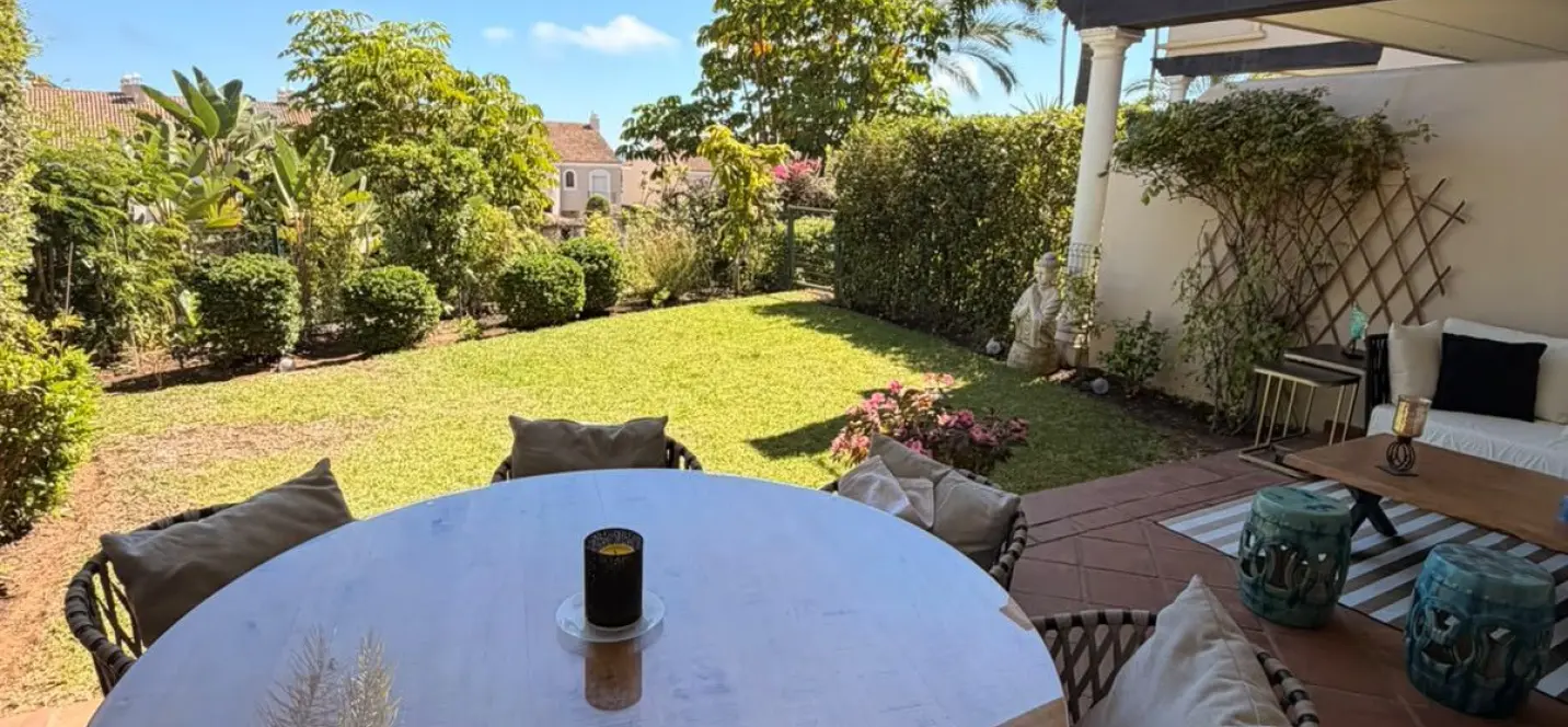 Sale of townhouse in El Paraiso 1