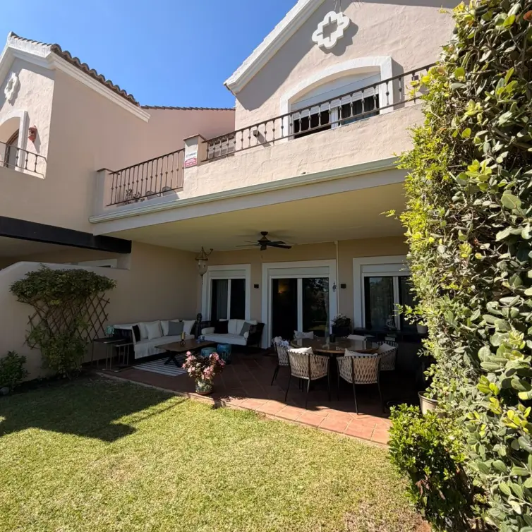 Sale of townhouse in El Paraiso
