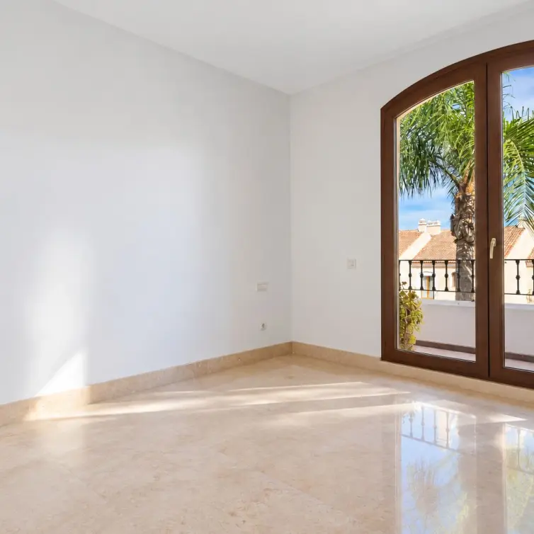 Sale of townhouse in El Paraiso