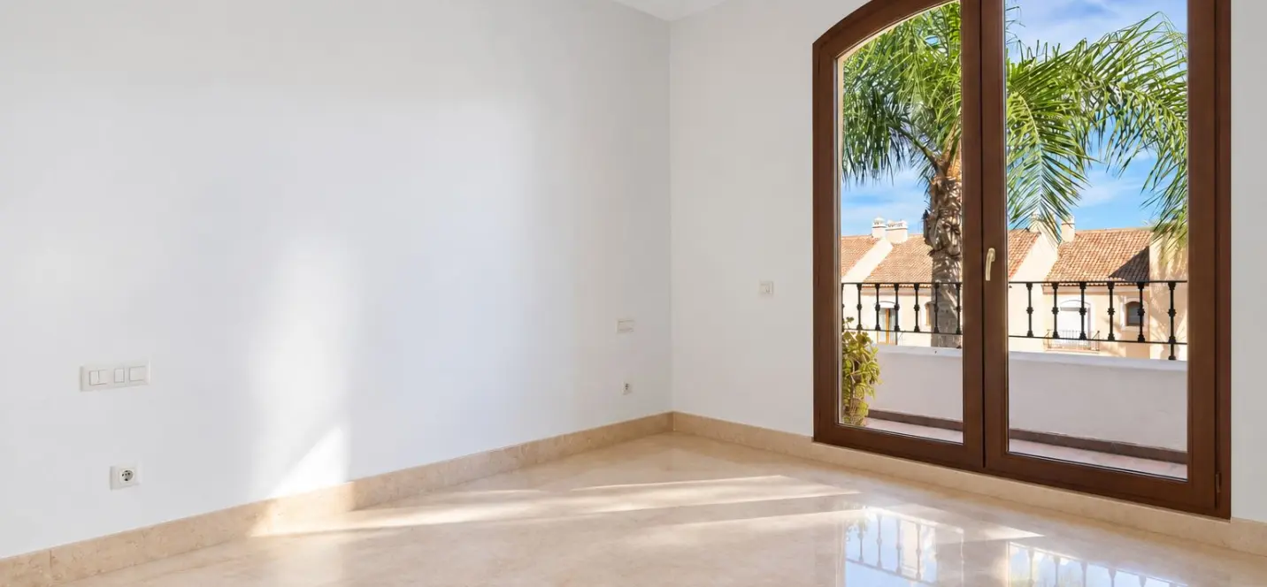 Sale of townhouse in El Paraiso 3