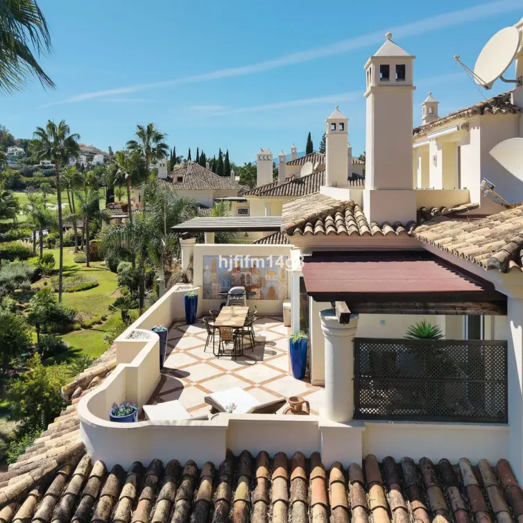 Sale of penthouse in Nueva Andalucía