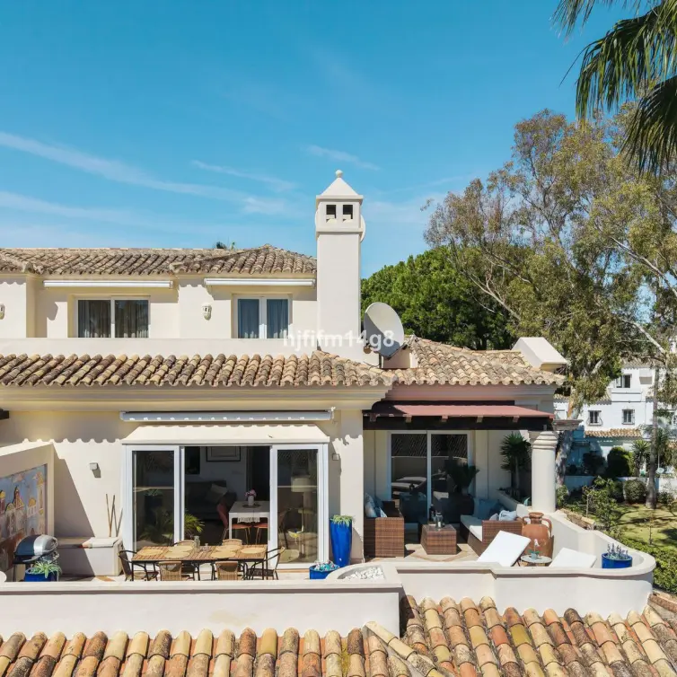 Sale of penthouse in Nueva Andalucía