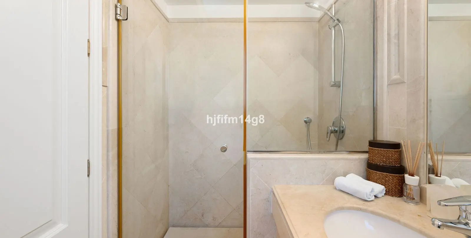 Sale of penthouse in Nueva Andalucía 13