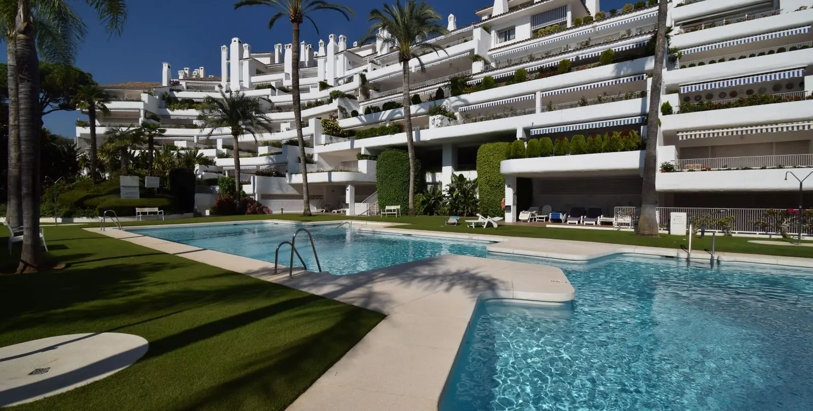Sale of ground floor apartment in Río Real 25