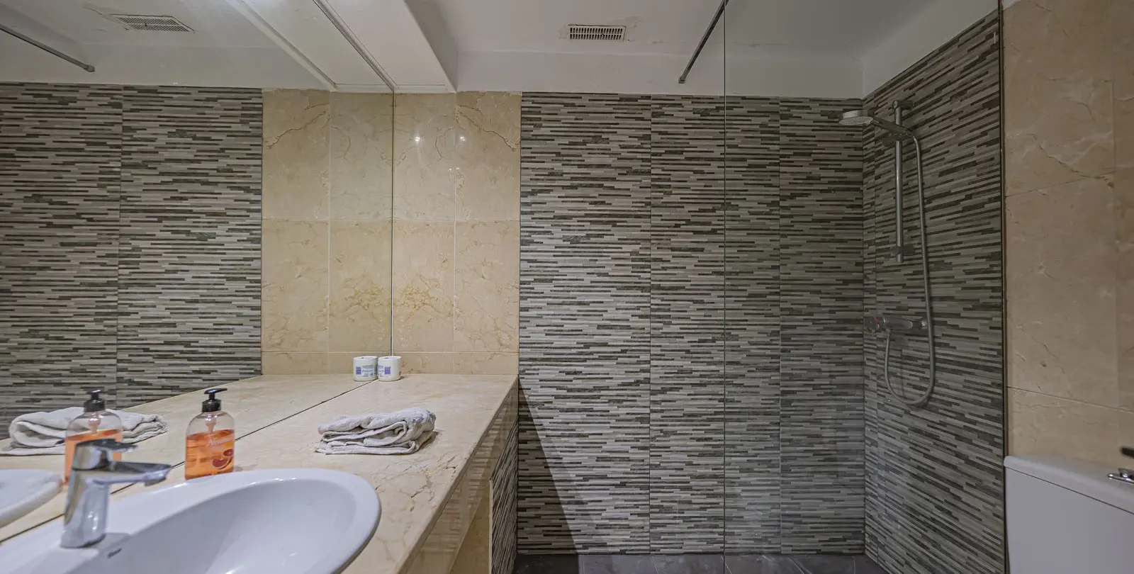 Sale of ground floor apartment in Río Real 26