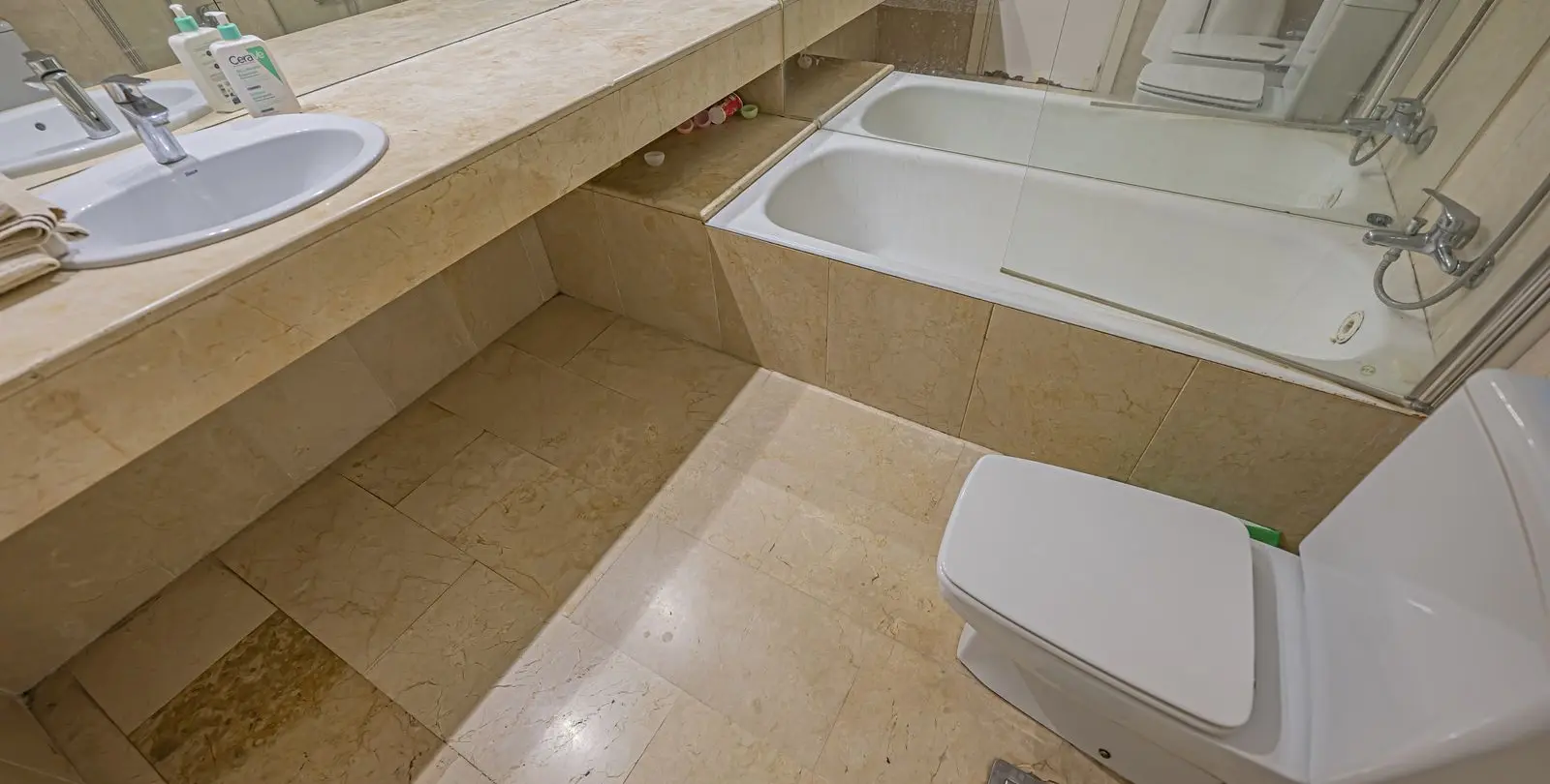 Sale of ground floor apartment in Río Real 35
