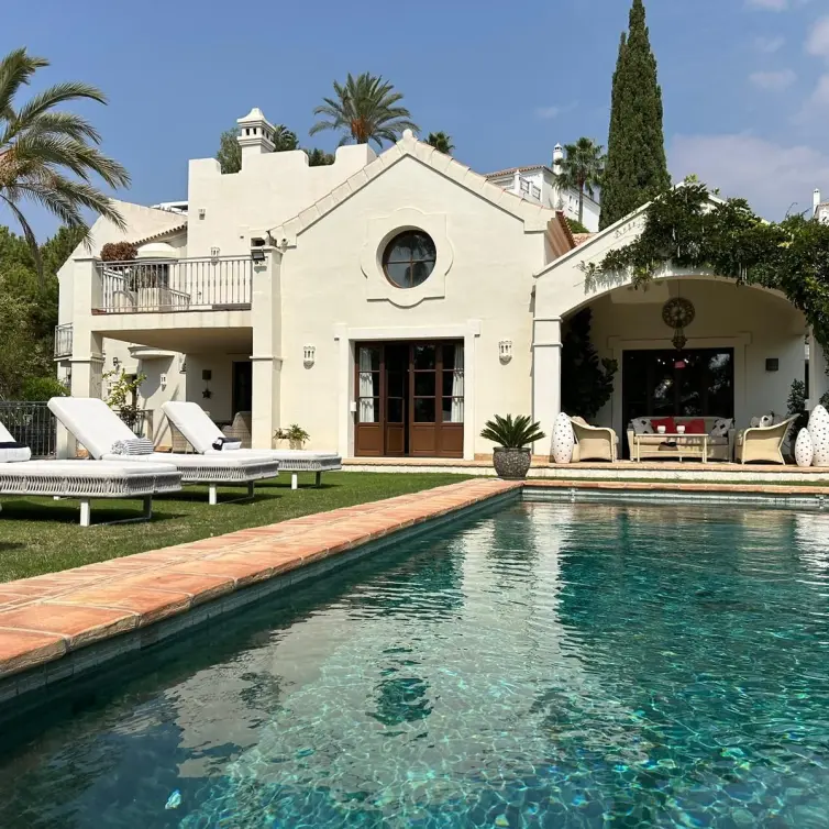 Venta de villa independiente en Estepona
