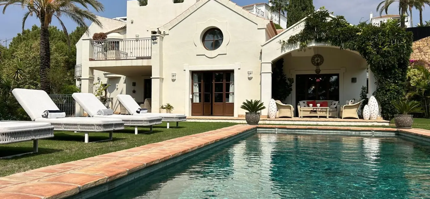 Venta de villa independiente en Estepona 1
