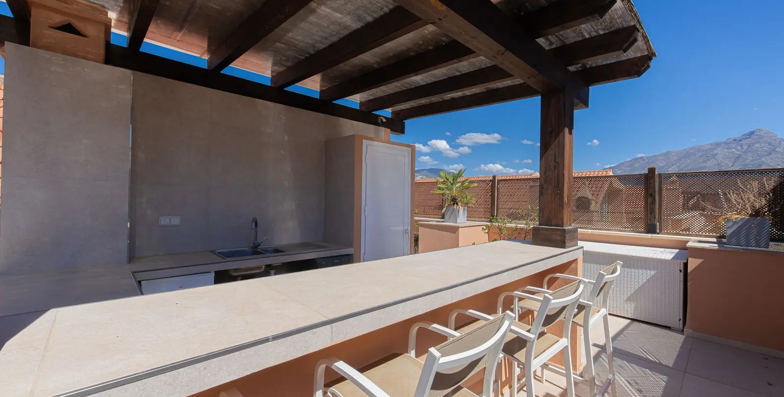 Venta de ático dúplex en Nueva Andalucía 38
