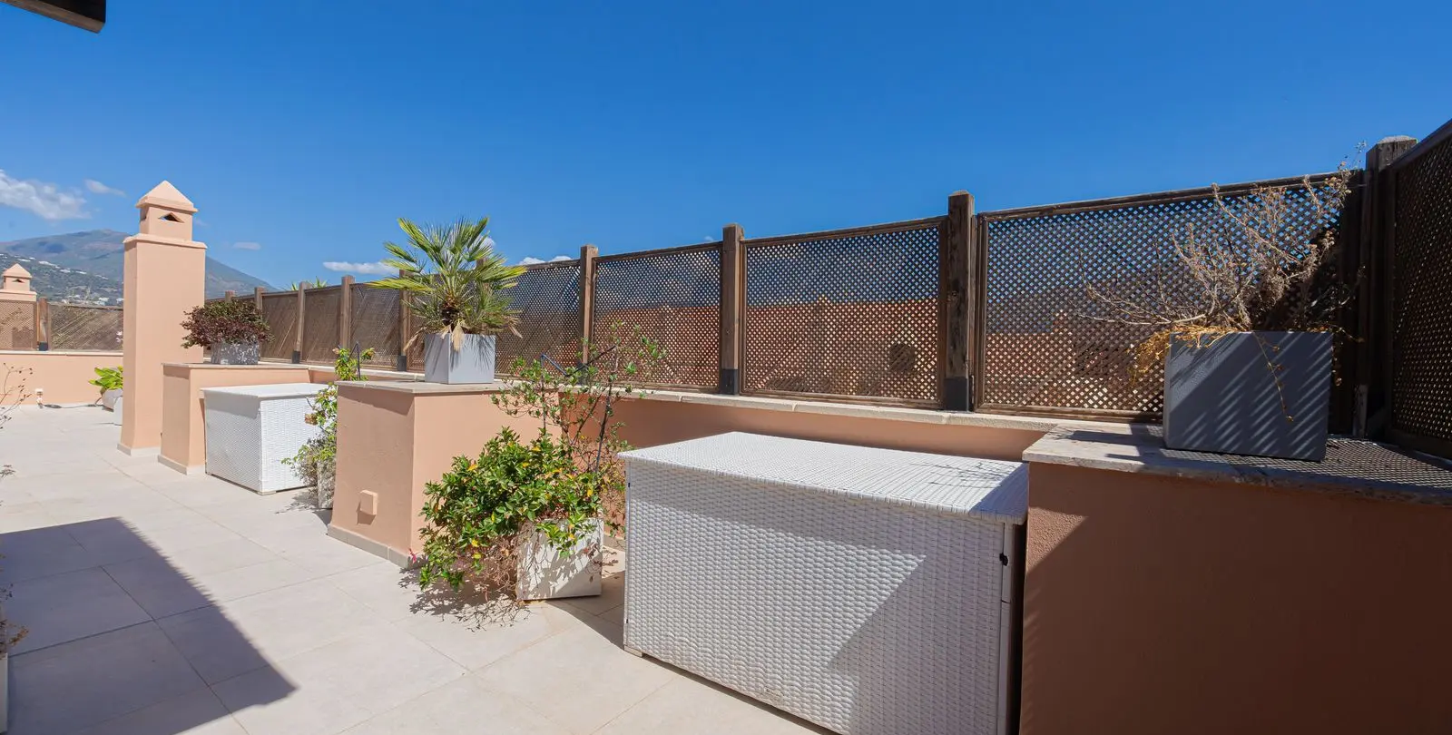 Venta de ático dúplex en Nueva Andalucía 39