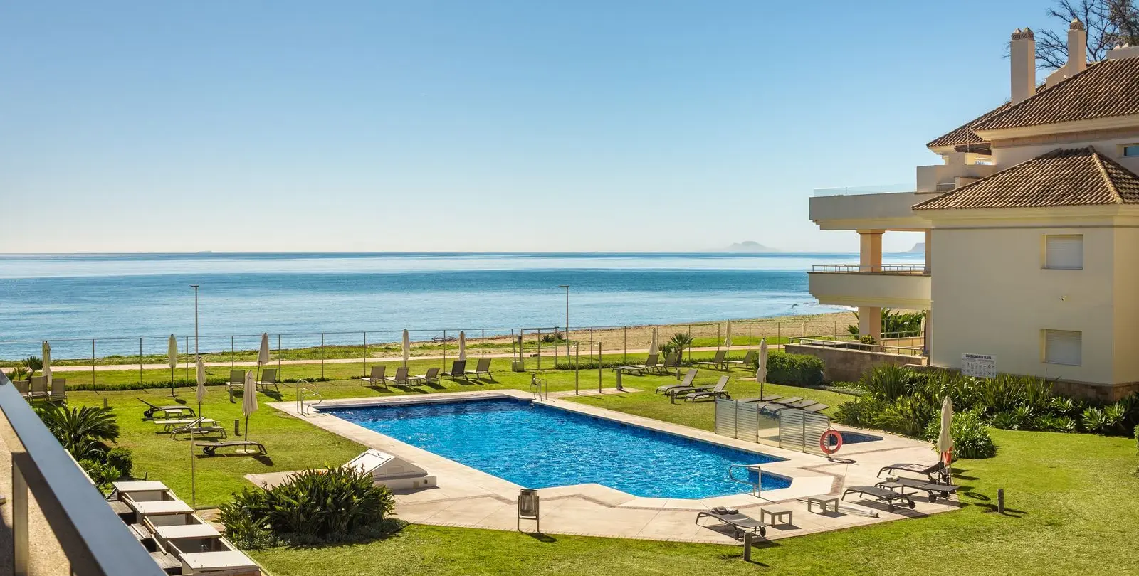 Venta de apartamento en planta media en New Golden Mile 2