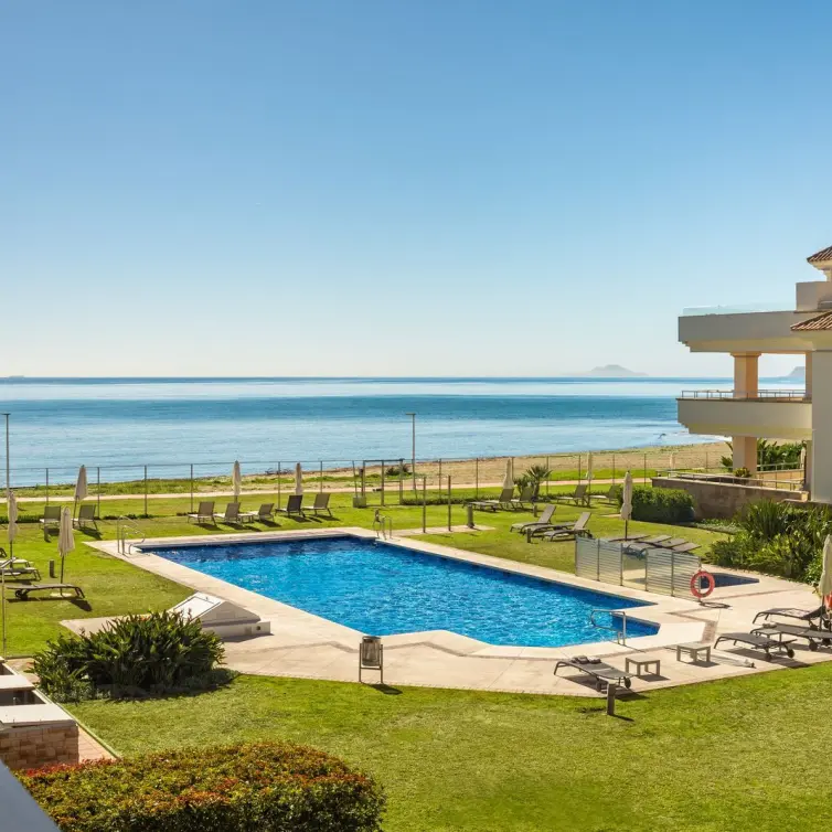 Venta de apartamento en planta media en New Golden Mile