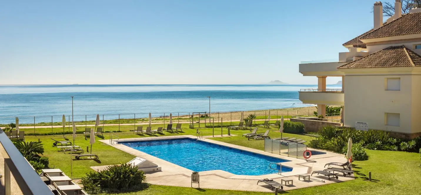 Venta de apartamento en planta media en New Golden Mile 1