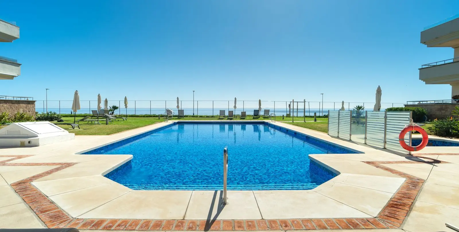 Venta de apartamento en planta media en New Golden Mile 3