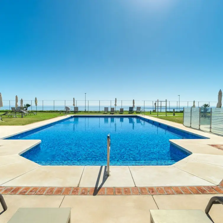 Venta de apartamento en planta media en New Golden Mile