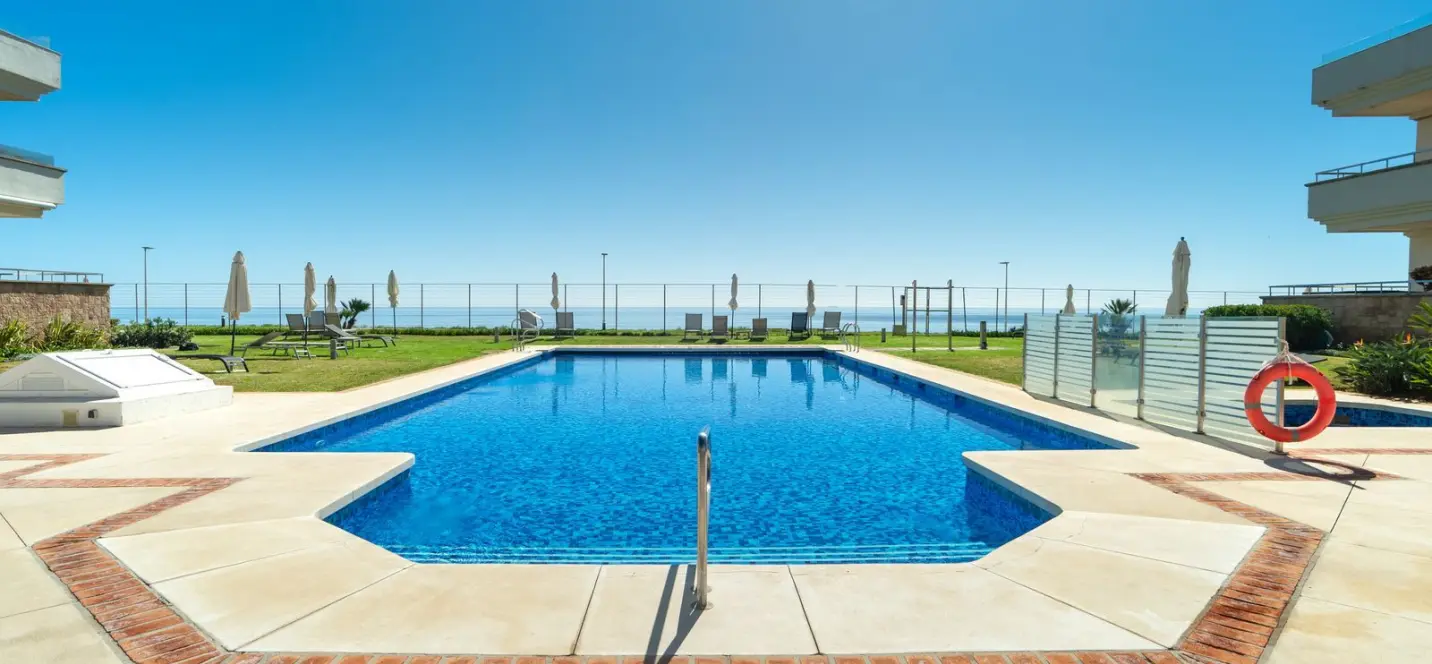 Venta de apartamento en planta media en New Golden Mile 2