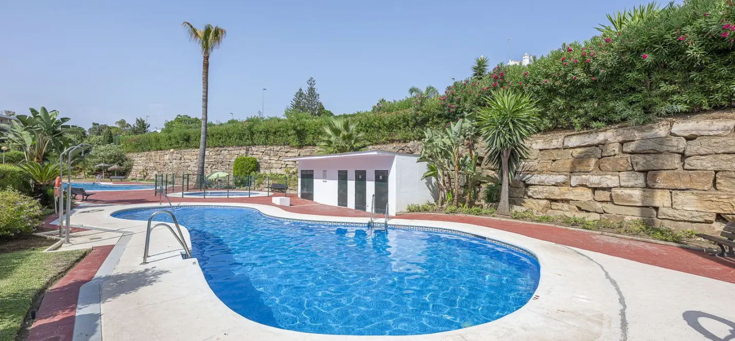 Sale of middle floor apartment in Guadalmina Alta 0