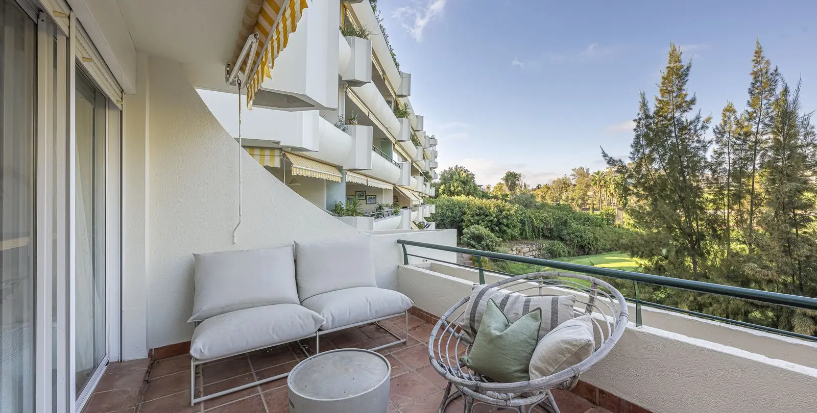 Sale of middle floor apartment in Guadalmina Alta 2