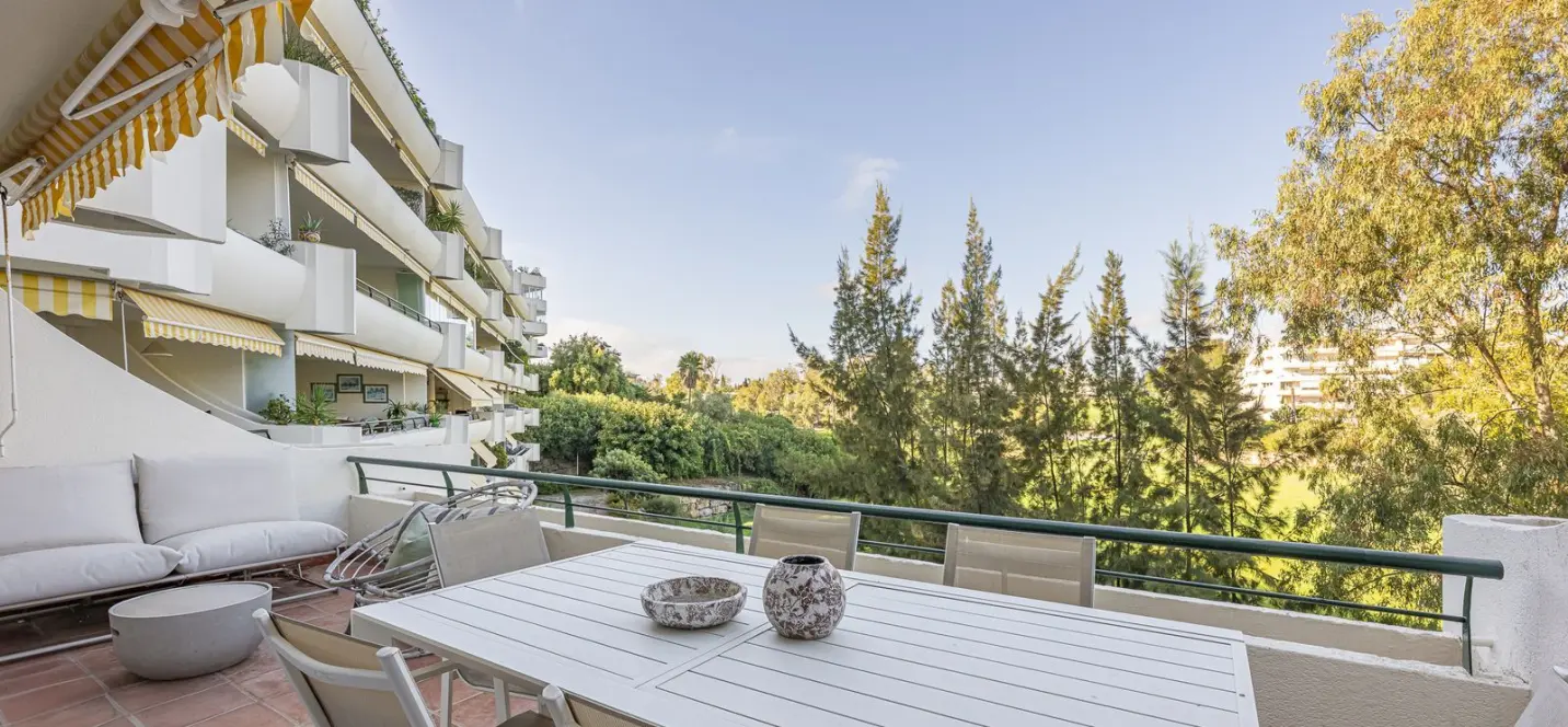 Sale of middle floor apartment in Guadalmina Alta 2