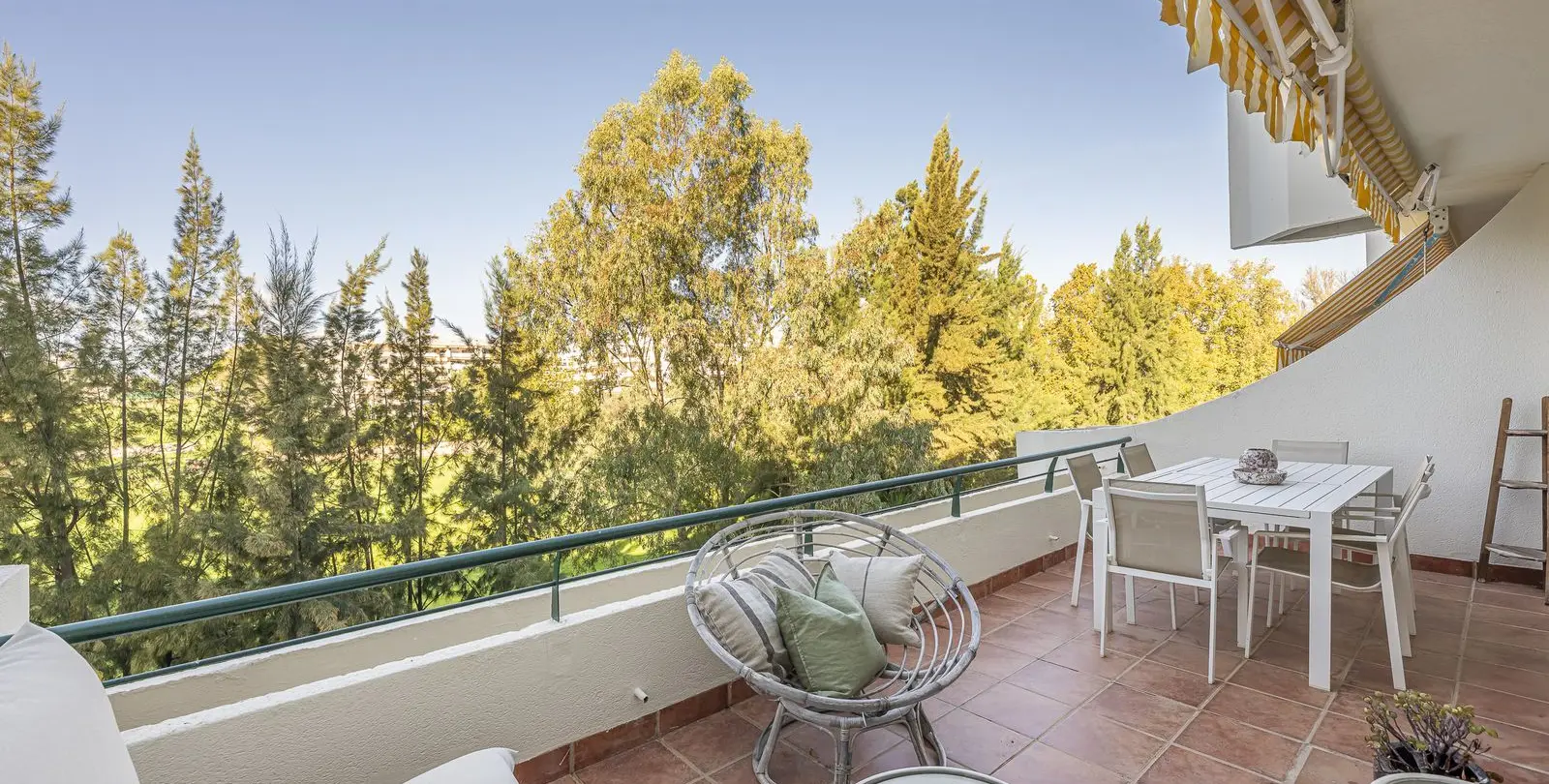 Sale of middle floor apartment in Guadalmina Alta 5