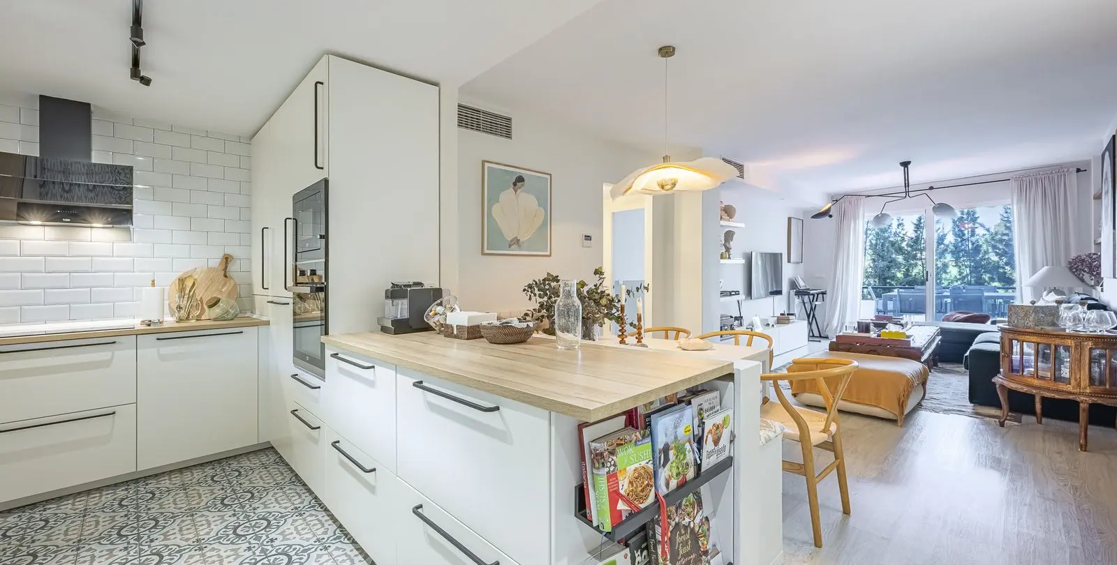 Sale of middle floor apartment in Guadalmina Alta 11