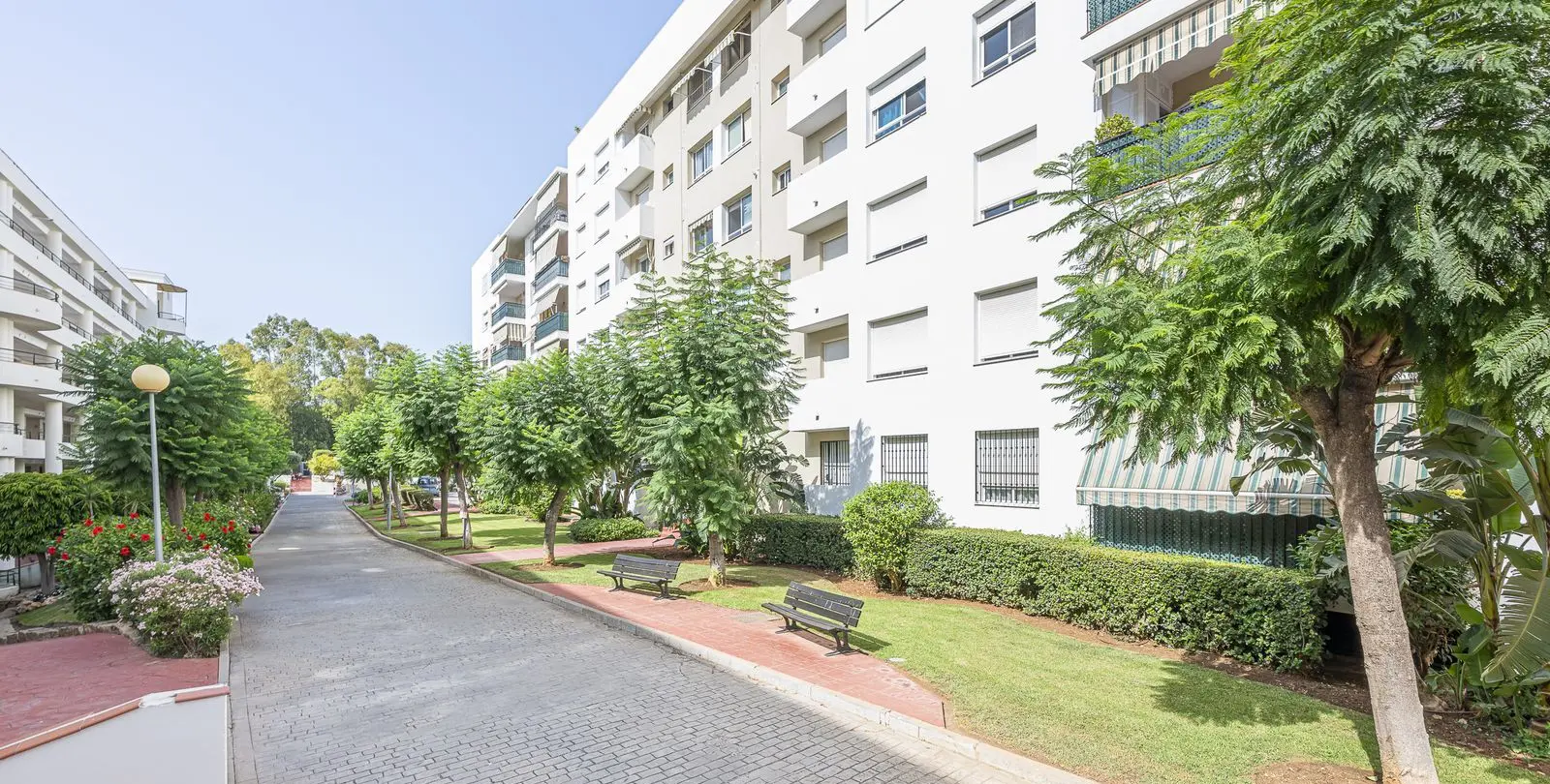 Sale of middle floor apartment in Guadalmina Alta 32