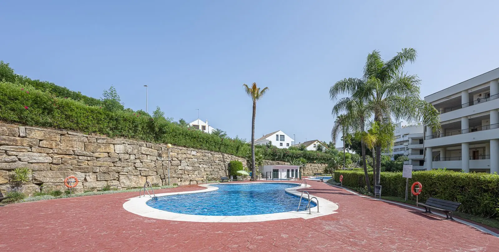 Sale of middle floor apartment in Guadalmina Alta 34