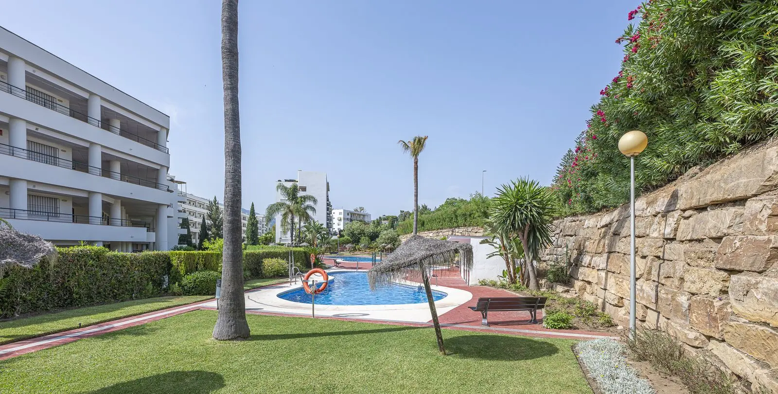 Sale of middle floor apartment in Guadalmina Alta 35