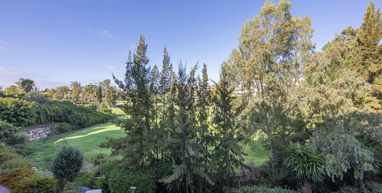 Sale of middle floor apartment in Guadalmina Alta 37