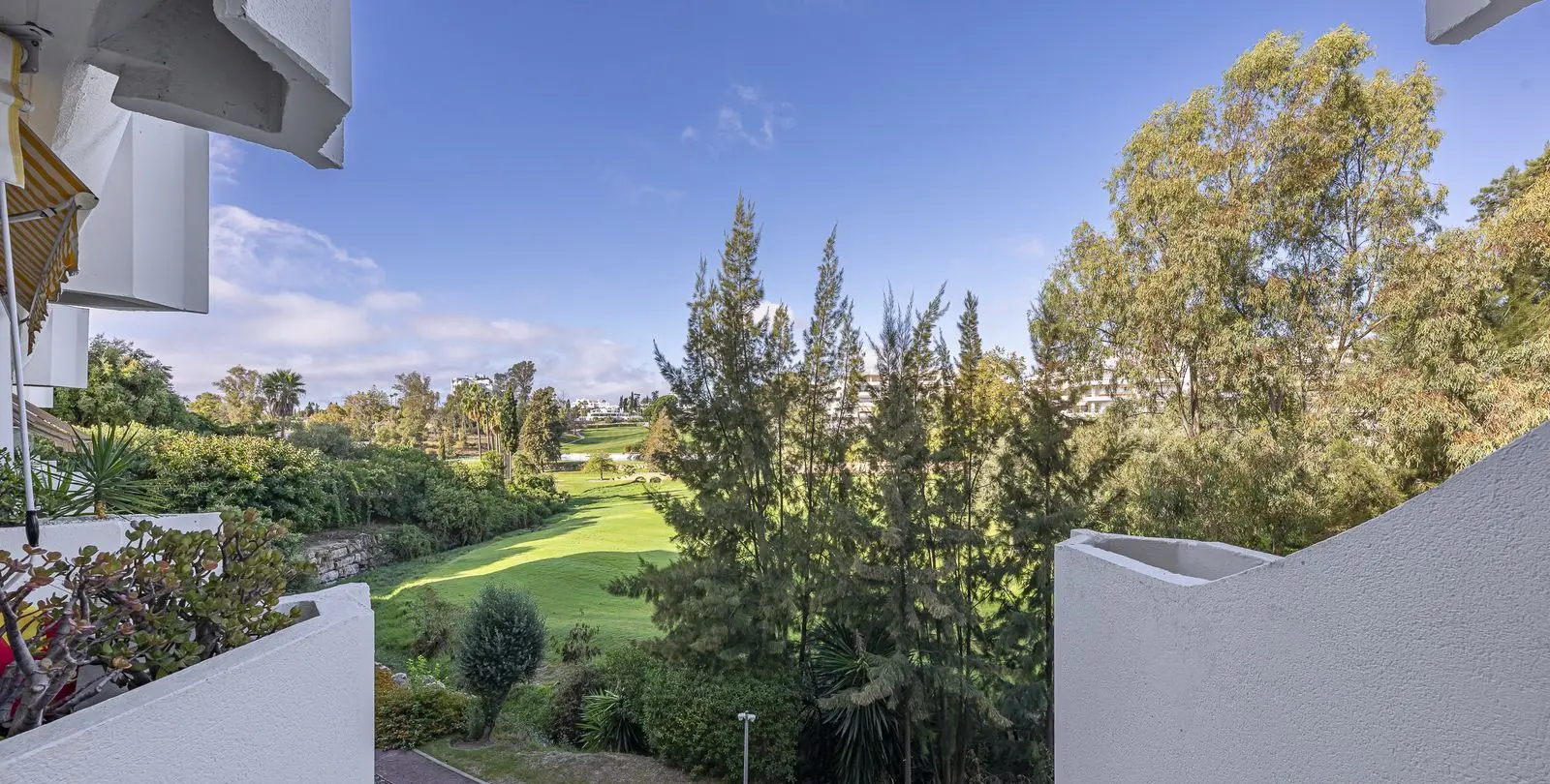 Sale of middle floor apartment in Guadalmina Alta 40