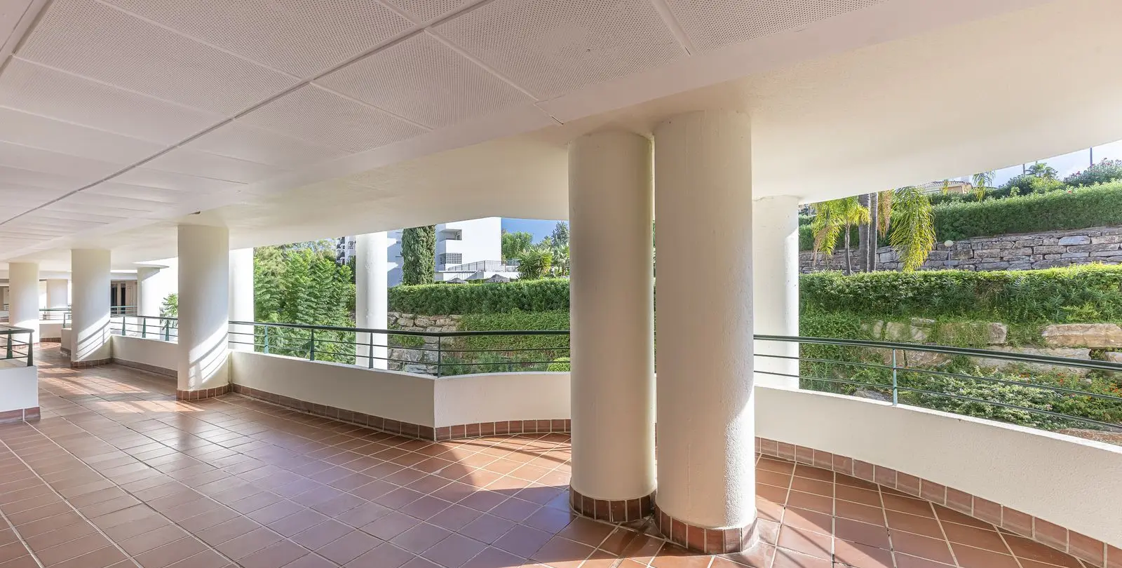 Sale of middle floor apartment in Guadalmina Alta 42