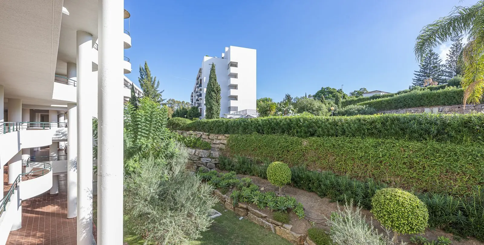 Sale of middle floor apartment in Guadalmina Alta 43