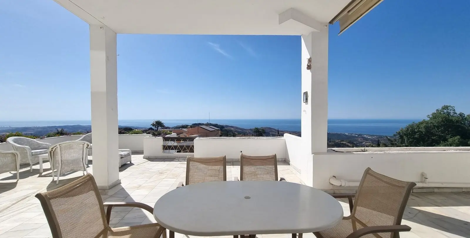 Sale of middle floor apartment in La Mairena 8
