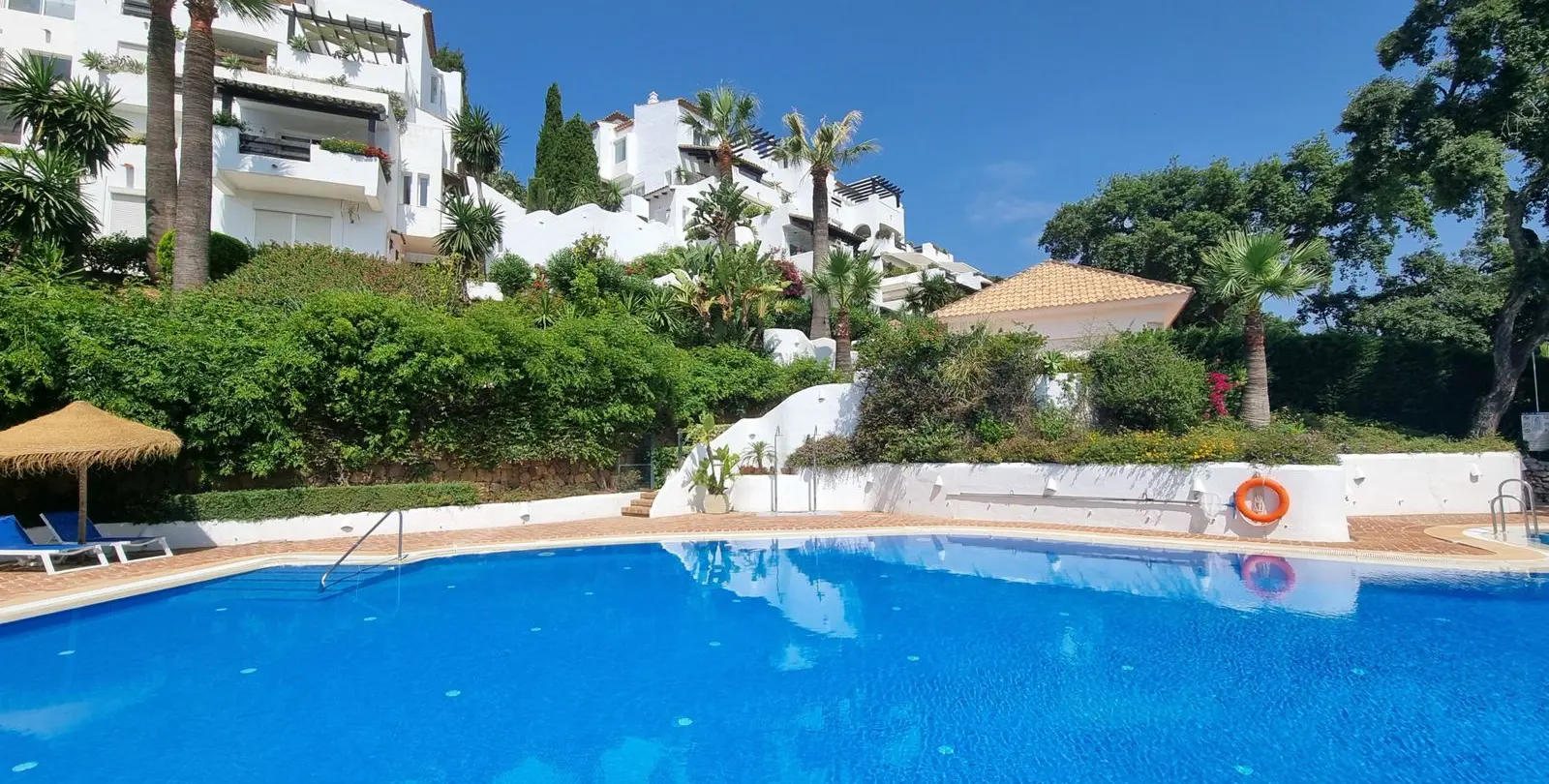 Sale of middle floor apartment in La Mairena 11