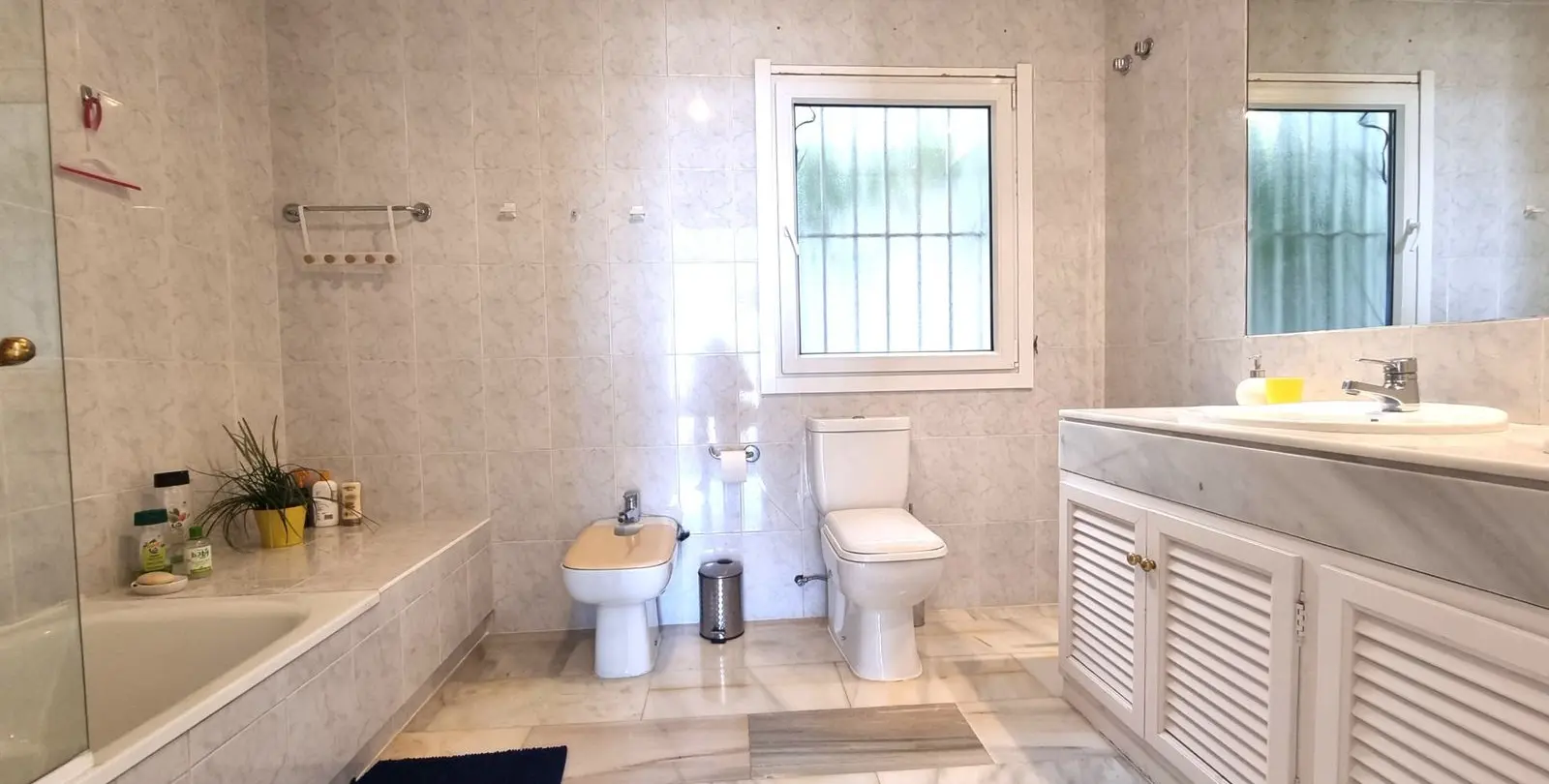Sale of middle floor apartment in La Mairena 23