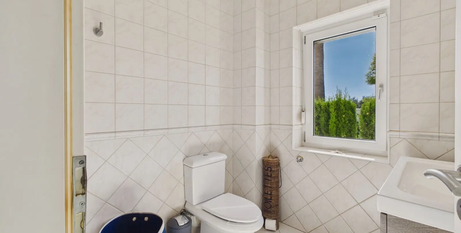 Sale of detached villa in Benahavís 32