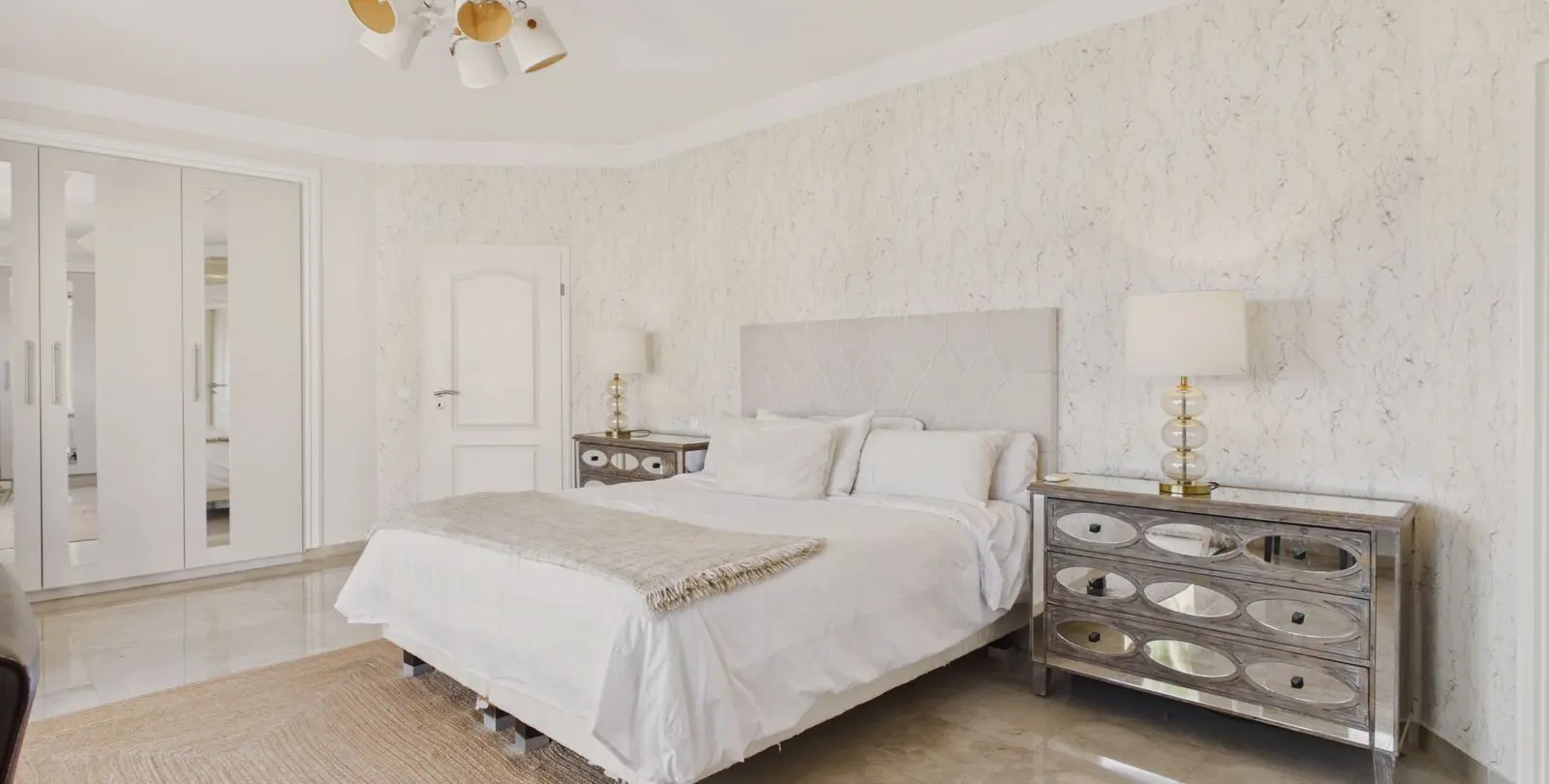 Sale of detached villa in Benahavís 35