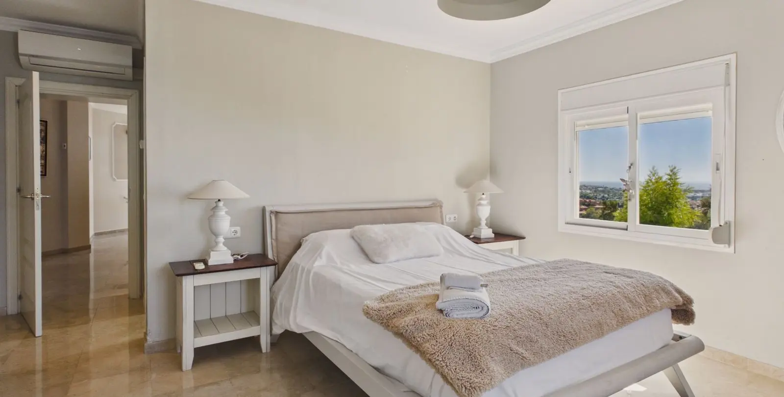 Sale of detached villa in Benahavís 44