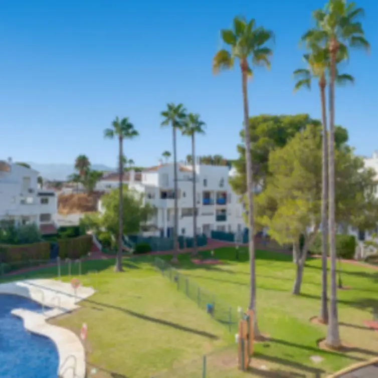 Продажа апартаментов на среднем этаже в Marbella