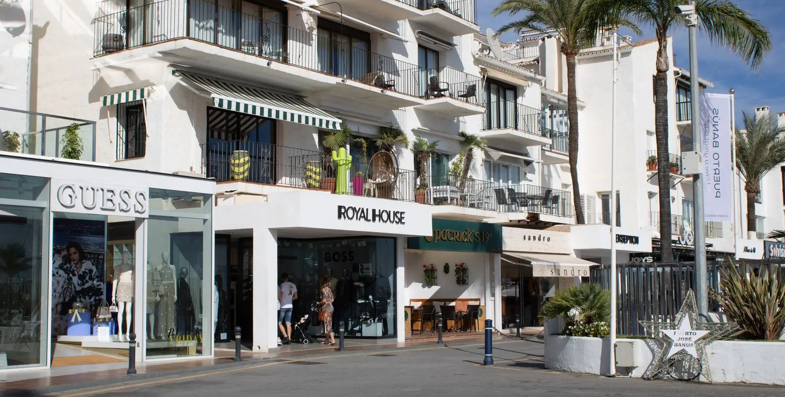 Sale of middle floor apartment in Puerto Banús 31
