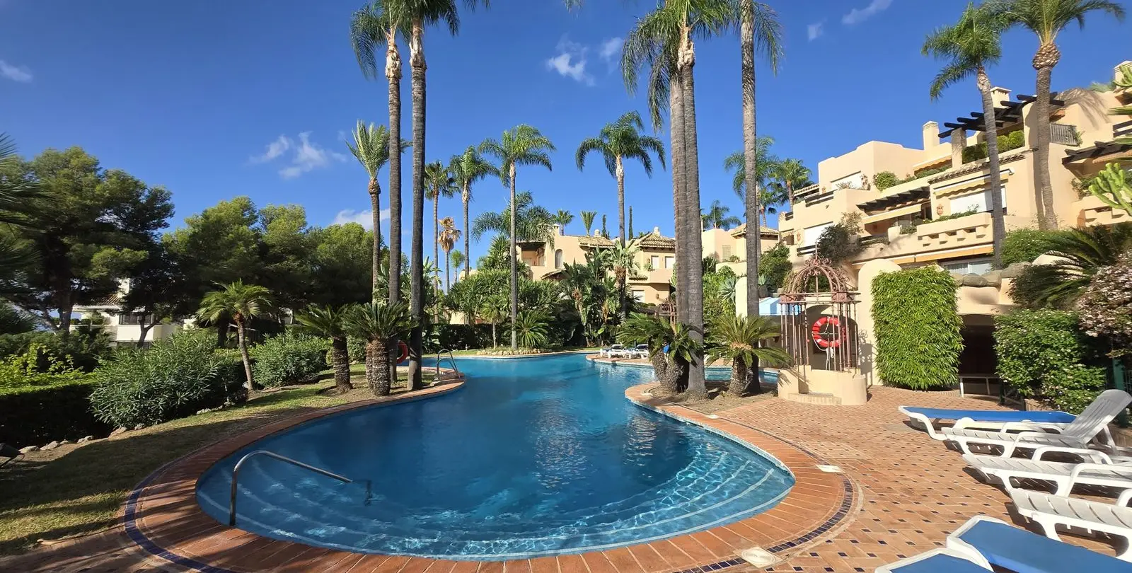 Sale of middle floor apartment in The Golden Mile 1