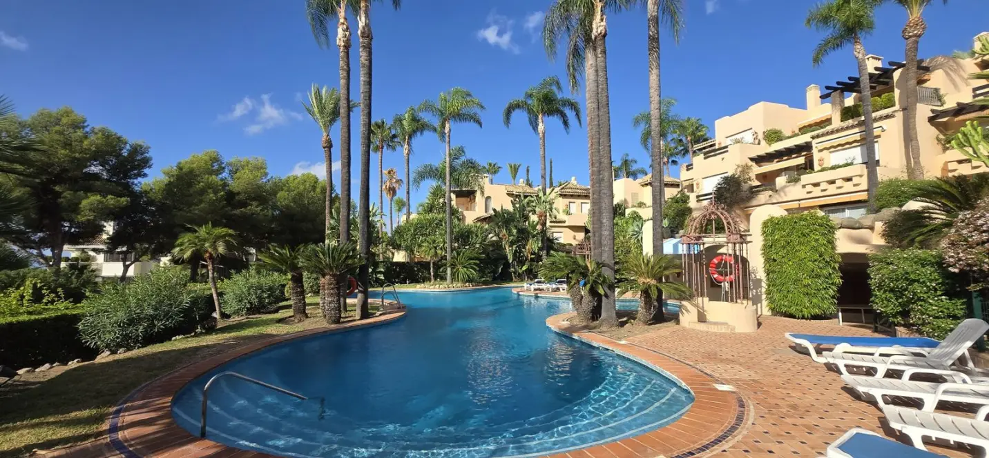 Sale of middle floor apartment in The Golden Mile 0