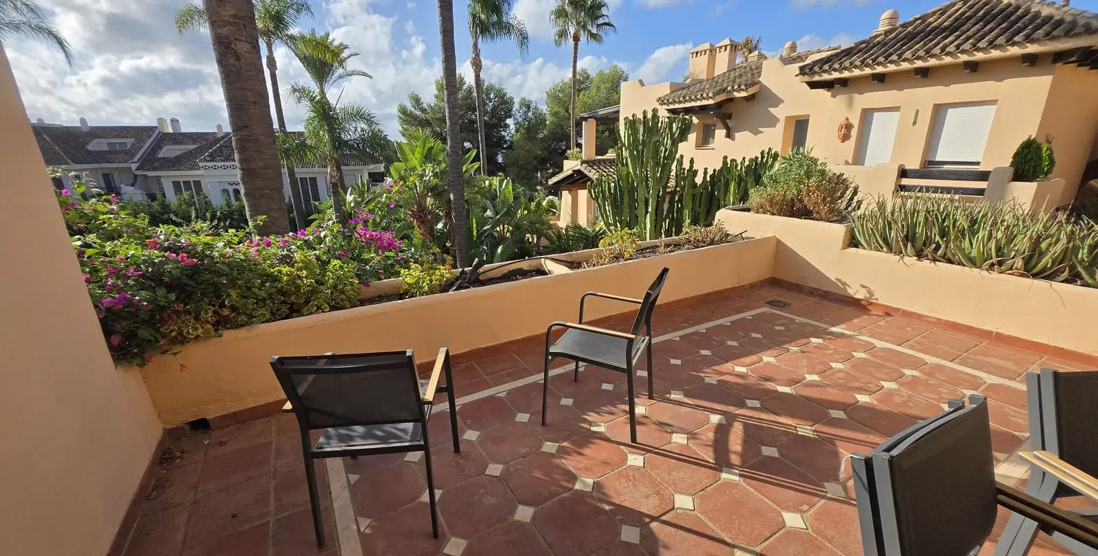 Sale of middle floor apartment in The Golden Mile 2