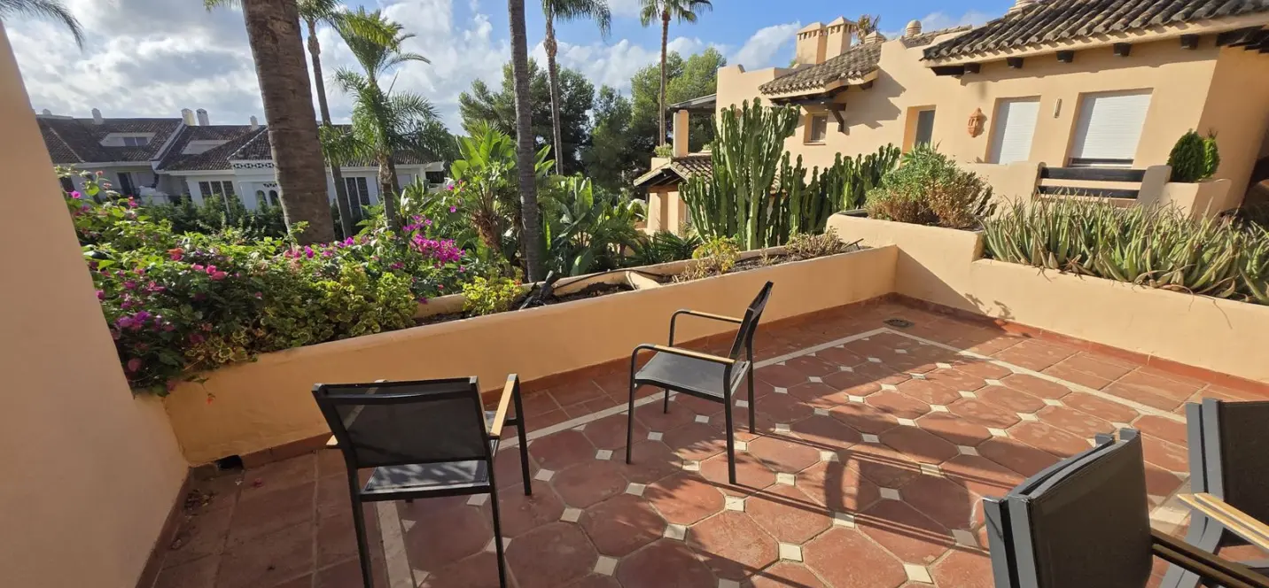Sale of middle floor apartment in The Golden Mile 1