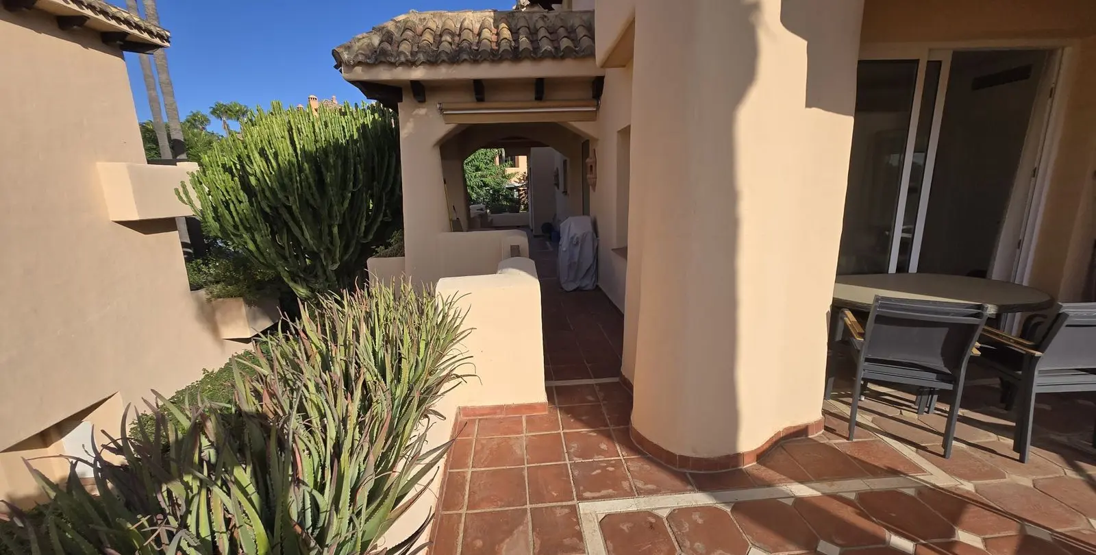 Sale of middle floor apartment in The Golden Mile 3