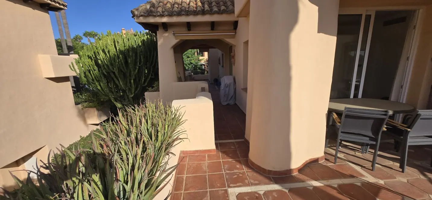 Sale of middle floor apartment in The Golden Mile 2